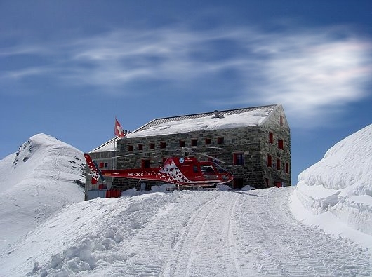 Brittanniahuette mit Air Zermatt