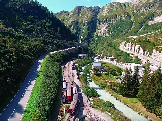file:///D:/Users/Stephan Zeiter/Documents/Webseiten/Oberwalliser-Alpen/images/Dampfbahn Furka Bergstrecke DFB