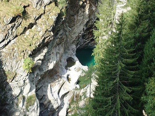 Massaschlucht mit Wasserbecken