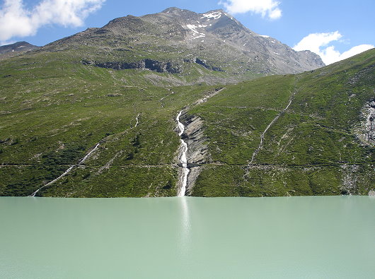 Wasserfall am Mattmark-Stausee
