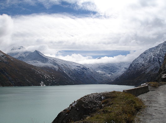 Rundweg Mattmark-Stausee linke Uferseite mit Blick zum Monto Moropass (Italien)