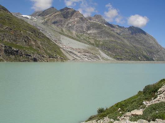 Mattmark-Stausee rechte Uferseite mit Blick auf den Allalingletscher