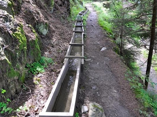 Suone Trusera im Holzkanal