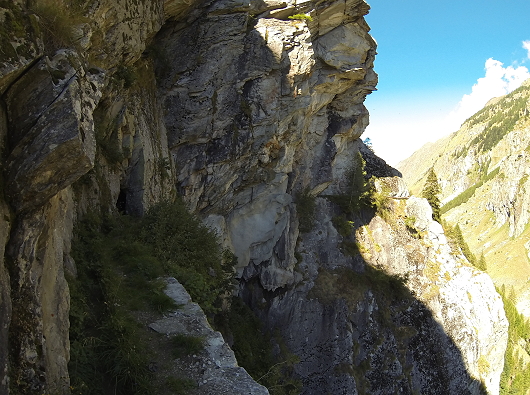 Suone Wyssa mit Blick hinauf ins Tal